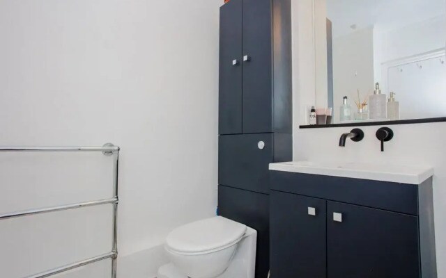Fantastic Central Apartment With Balcony in Fitzrovia