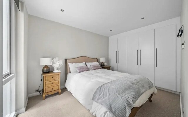 3 Bed City Centre House Sleeps 6 - Parking, Wifi