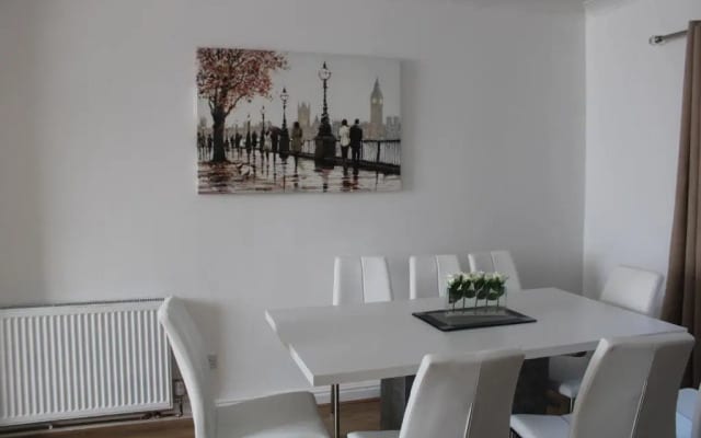 Beautiful 3 bedroom house with parking