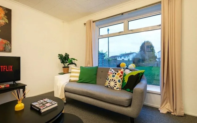 3-beds, Sleeps 5, w/ Parking, 10 Mins From Centre