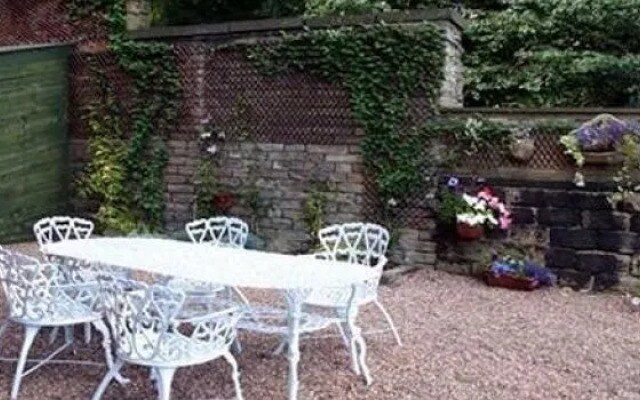 Elm Crest Guesthouse