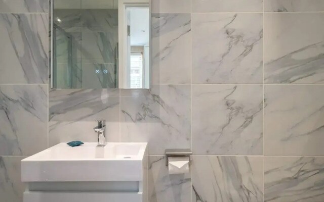 Light & airy studio, 2 mins from Queen's Park tube
