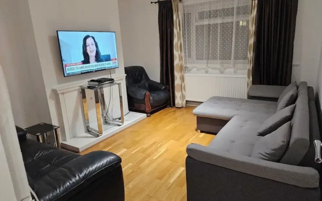 Mitcham Junction - 2 Bed Apartment - Sleeps 6