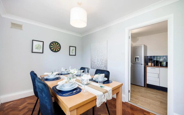 Convenient and Stylish 2-Bed Apartment in Croydon