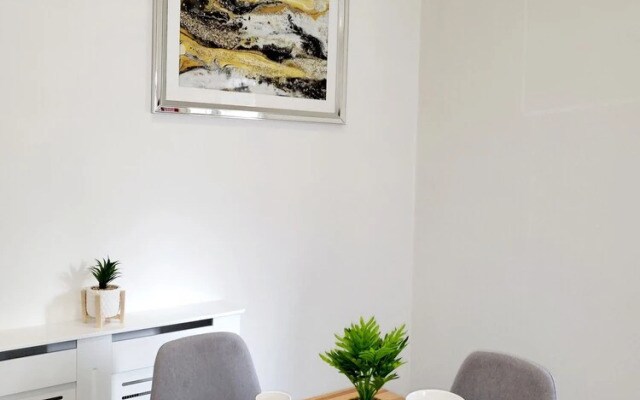 Remarkable 2-bed Apartment in Huddersfield