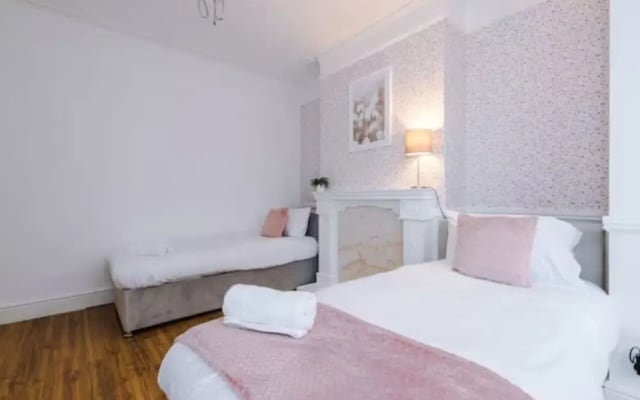 Spacious 4-Bed House Manchester