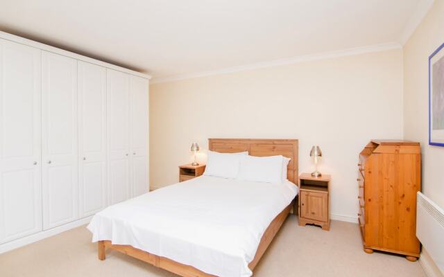 OYO Home Docklands 2 Bedroom Apartment
