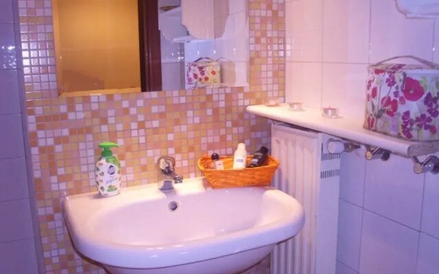 Bed in Art - Termini - Coliseum Apartments for Rent in Rome