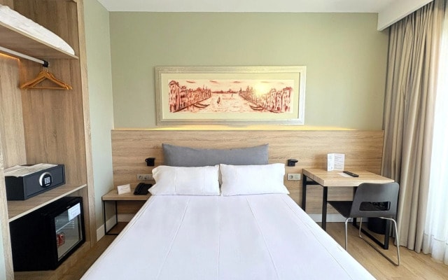 Отель Eurohotel Barcelona Gran Via Fira