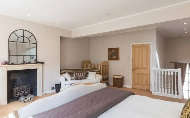 Stylish 1-bed With a Roof Terrace