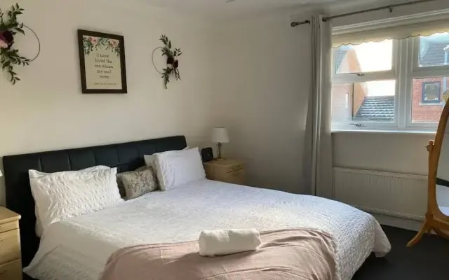 4-bed House With Private Garden in Barnsley!