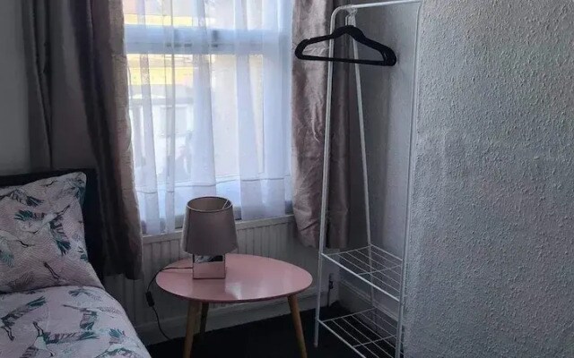 Cosy 2-bed Apartment - Sleeps 4 & Central
