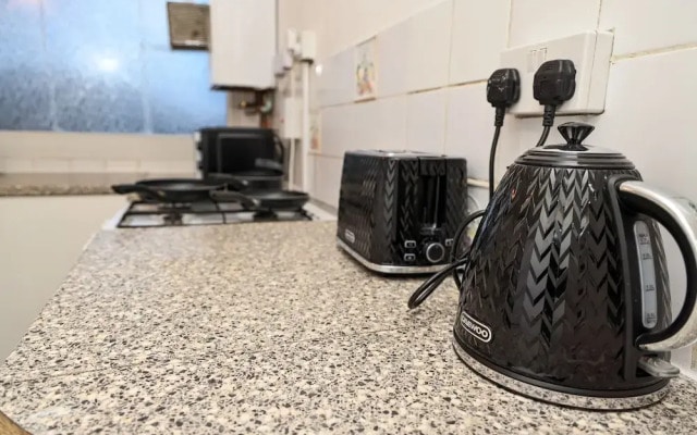 Kingston Duplex Apt Balcony, Parking & Wi-fi
