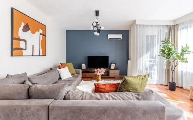 Spacious Flat w Balcony 3 min to Bagdat Ave
