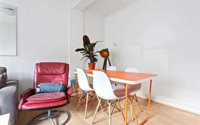 3845 - London