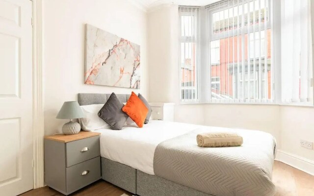 3 Bed House - Sleeps 7 - Garden - Parking - Wifi