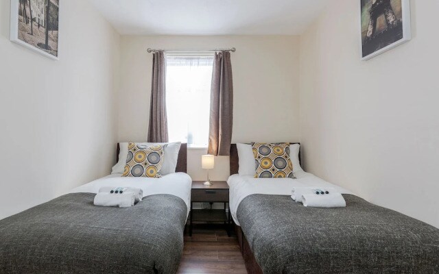 2-bed House - Sleeps 7 & Free Parking