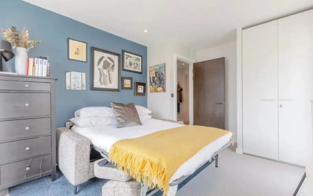 Sleek & Spacious 2BD Flat - Clapham