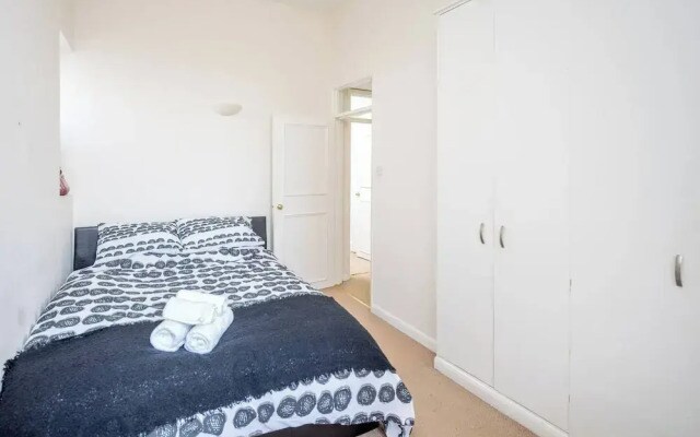 JOIVY Charming 1 Bed Flat, Sleeps 4