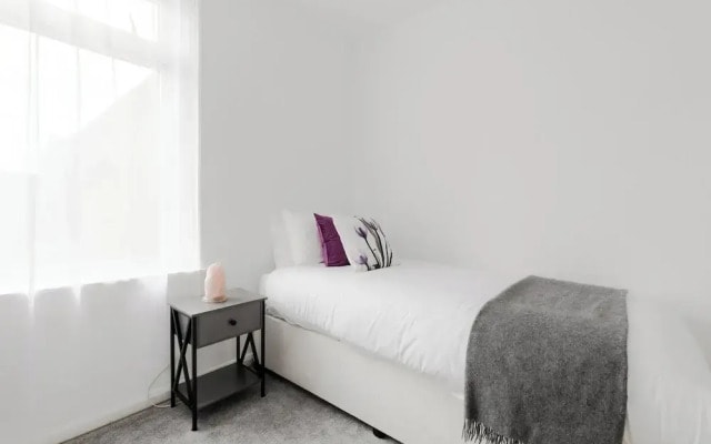 4 Bed House - Sleeps 6 - Garden, Pets, Wifi