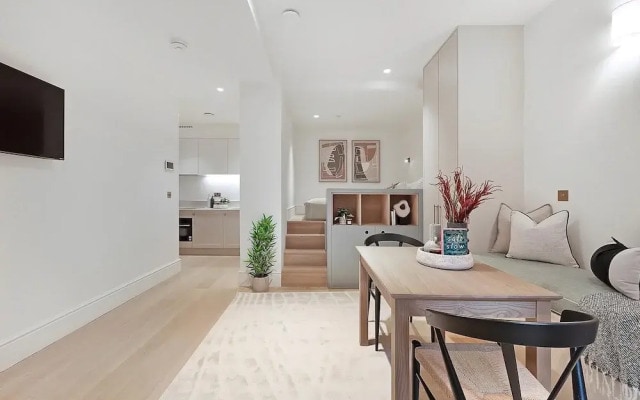 Stylish Earl's Court Studio Plus Patio
