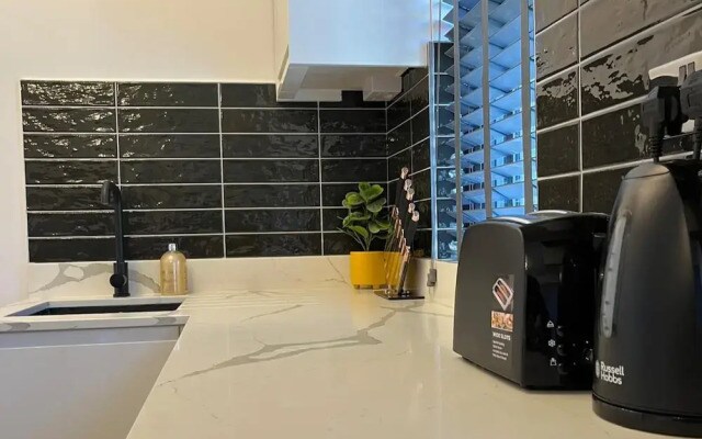 Cozy London Apartment , 2 Minutes to Tube!