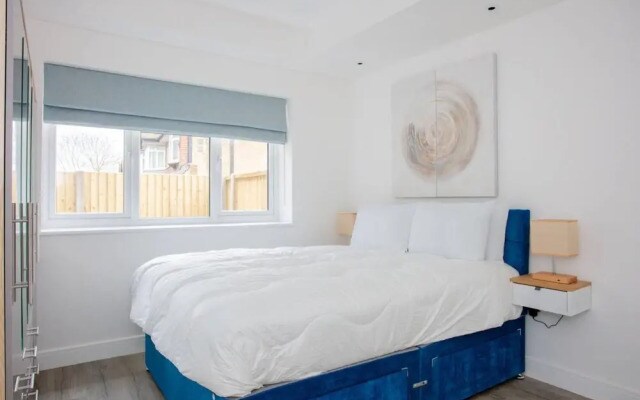 Bright 1 Bedroom Apartment in West London