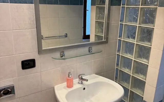Studio - Sleeps 2 -smoking on Balcony - Pets -wifi