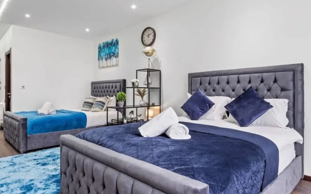 Modern Spacious Sleeps 4 Studio Golders Green