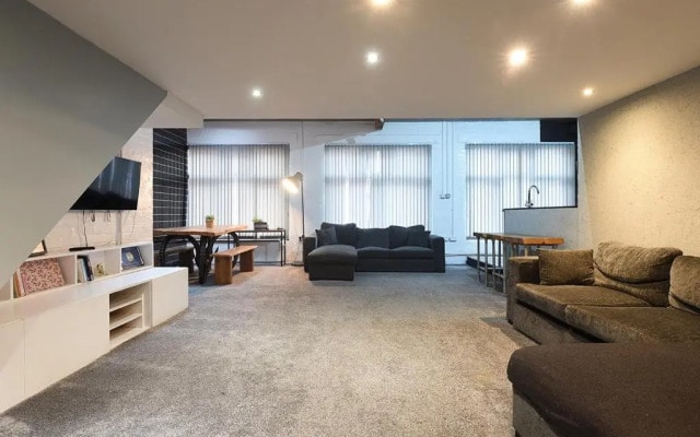 Penthouse Warehouse Slps 18 (61)