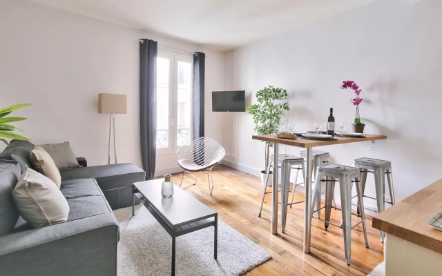 B 832 - Buttes Chaumont - Spacieux appartement