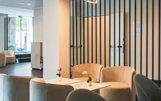 J Maluni City Hotel
