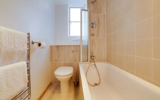 Simplistic Studio in London With Jacuzzi