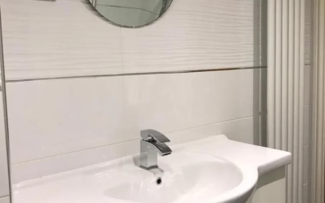 Hull Spacious Guest House-3