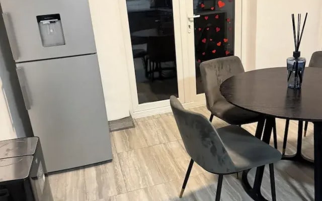 Corporate 3bedroom home with parking