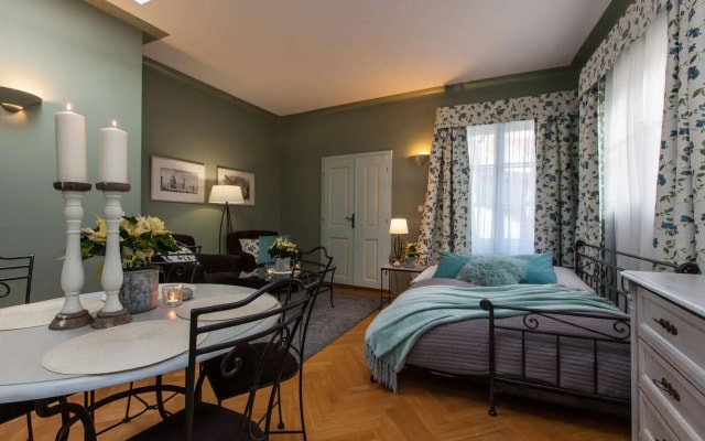 Black Star Suites