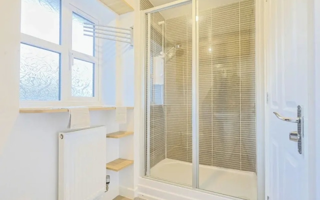 Manchester 3-beds, Sleeps 6 With On-site Parking