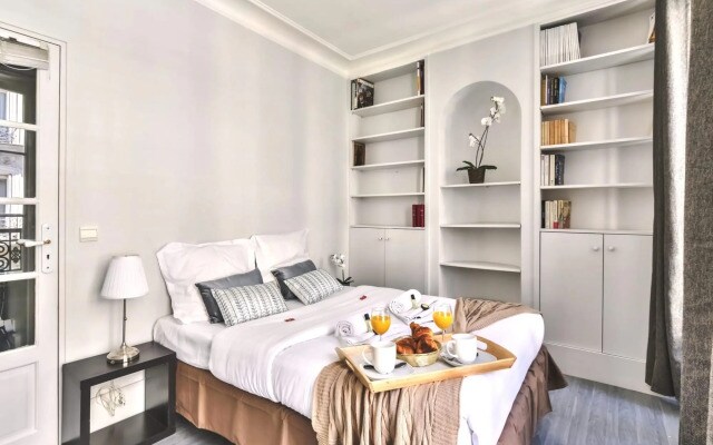 836 - Eiffel Tower View - Parisian apartment