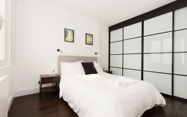 2 Bdr Queens Gardens by the Residences