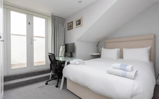 Spacious 3 Bedroom in Notting Hill With Balcony