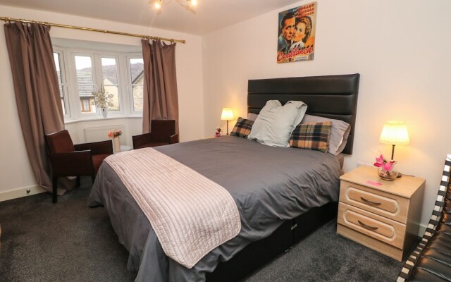 2 Carr Farm Close