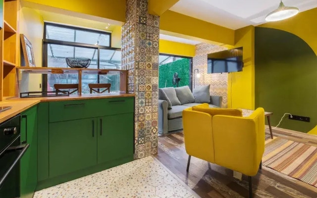 Flat w Jacuzzi and Backyard 6 min to Kadikoy Coast
