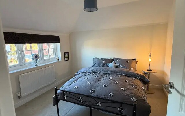 Halewood Haven - 4 Bedroom House