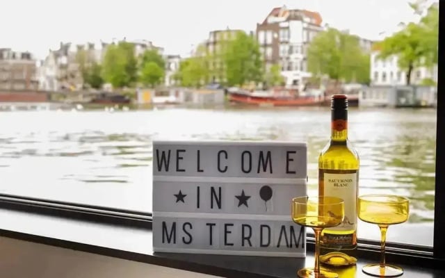 WM Picturesque Modern Houseboat (Nova Cura) - RNU 64028