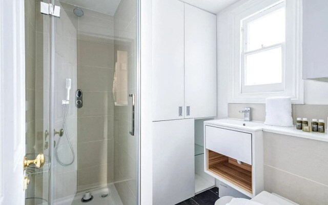 Cozy and Spacious Kensington Maisonette