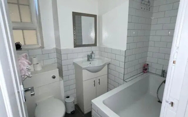 3 Bed Flat - Sleeps 6 - Parking - Wifi