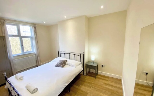Mayfield Escape - Stylish Two Bed Apartment