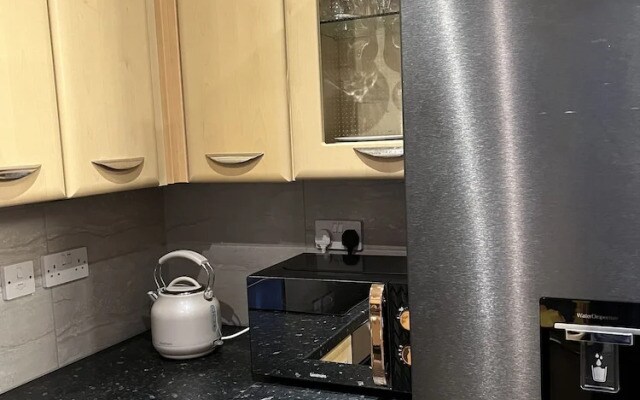 Entire Captivating 2-bed House in Manchester