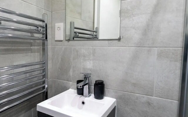 Chic City Apartment in Wallington