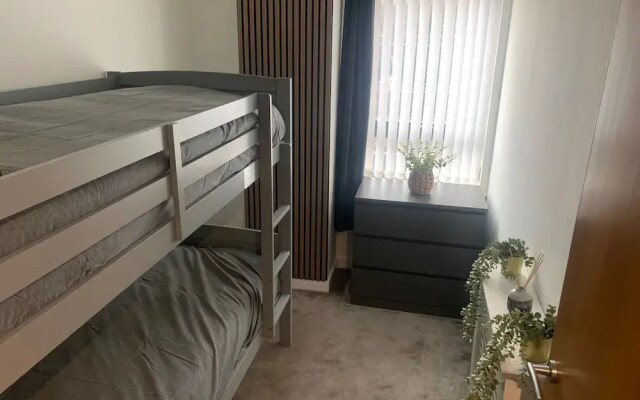 2 Bed Flat - Sleeps 6 - Parking - Wifi